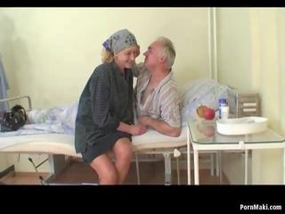 Abuelita relojes abuelo folla enfermera en hospital: adulto vídeo ea